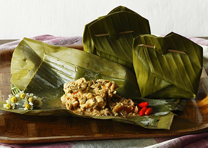 teknik membungkus dengan daun pisang detail 8